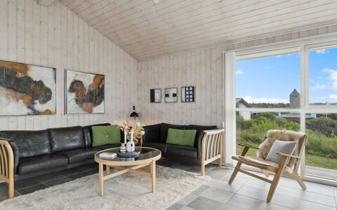 Ohto - 281M from the Sea: Træ, Gulvbelægning, Etage, Indretning, Møbel, Hjem, Stue, Trægulve, Loft, Couch