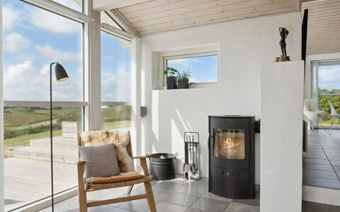 Ohto - 281M from the Sea: Brændeovn, Naturmateriale, Hearth, Stol, Hårdttræ, Stue, Kaffebord, Stueplante, Trægulve
