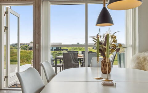 Ohto - 281M from the Sea: Møbel, Indretning, Gulvbelægning, Stol, Etage, Træ, Køkken & Spisebord, Spisestue, Loft, Bord