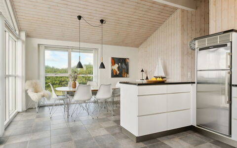 Ohto - 281M from the Sea: Gulvbelægning, Etage, Træ, Indretning, Køkken, Loft, Møbel, Trægulve, Countertop, Cabinetry