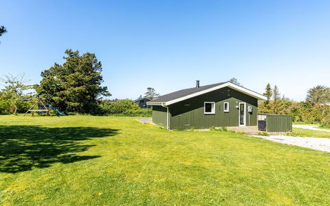 Freija - 719M from the Sea: Bygning, Hus, Træ, Hjem, Tag, Sommerhus, Boligområde, Busk, Arkitektur
