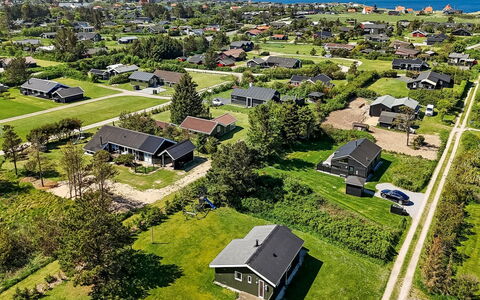 Freija - 719M from the Sea: Bygning, Hus, Træ, Hjem, Tag, Sommerhus, Boligområde, Busk, Arkitektur