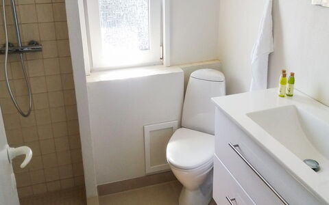 Gerlef - 382M from the Sea: Toiletbræt, Badeværelse, Toilet, Sanitærarmatur, Badeværelsesvask, Gulvbelægning, Væg, Etage, Håndvask, Indretning