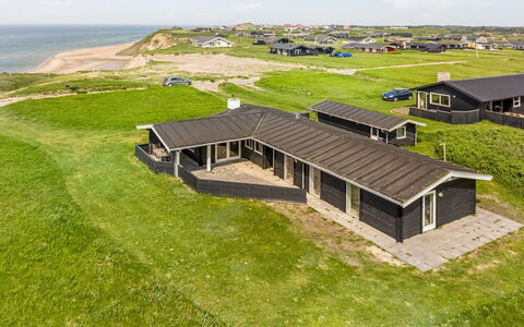 Sinnika - 75M from the Sea: Hus, Hjem, Dør, Tag, Sommerhus, Estate, Have, Skygge, Sidespor, Gård