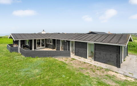 Sinnika - 75M from the Sea: Hus, Hjem, Dør, Tag, Sommerhus, Estate, Have, Skygge, Sidespor, Gård