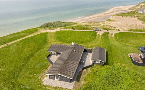 Sinnika - 75M from the Sea: Hus, Hjem, Dør, Tag, Sommerhus, Estate, Have, Skygge, Sidespor, Gård