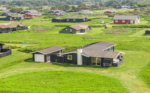 Sinnika - 75M from the Sea: Hus, Hjem, Dør, Tag, Sommerhus, Estate, Have, Skygge, Sidespor, Gård