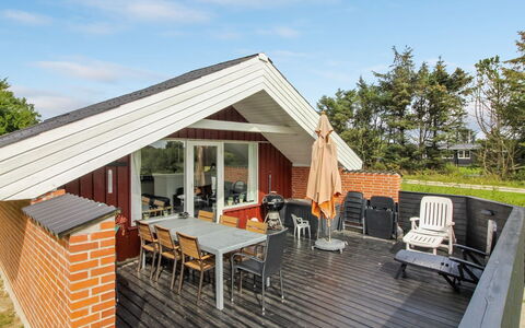 Halli - 700M from the Sea: Træ, Hjem, Veranda, Dæk, Hårdttræ, Tag, Bejdse, Trægulve, Eco Hotel