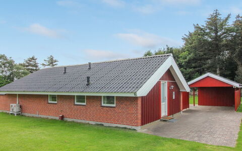 Halli - 700M from the Sea: Svømmepøl, Ferieby