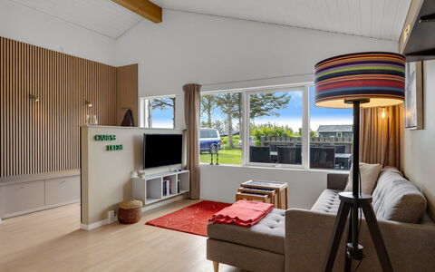 Aarthi - 637M from the Sea: Indretning, Møbel, Gulvbelægning, Loft, Træ, Etage, Couch, Stue, Værelse, Belysning