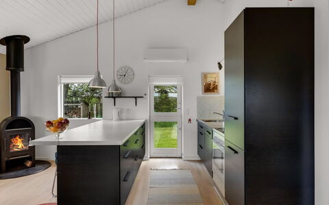 Aarthi - 637M from the Sea: Gulvbelægning, Indretning, Køkken, Træ, Møbel, Loft, Køkken Apparat, Etage, Lysarmatur, Countertop