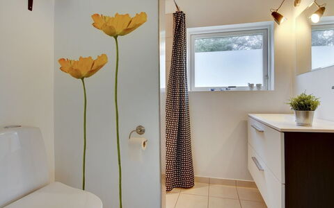 Aarthi - 637M from the Sea: Væg, Sanitærarmatur, Badeværelse, Indretning, Gulvbelægning, Etage, Toilet, Badeværelsesvask, Toiletbræt, Vvs