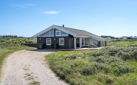 Hermund - 110M from the Sea: Boligområde, Tag, Forstad, Indkørsel, Estate, Skorsten