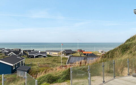 Hermande - 203M from the Sea: Møbel, Indretning, Stol, Gulvbelægning, Bord, Udvej, Etage, Loft, Værelse, Eco Hotel