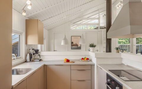Franka - 950M from the Sea: Køkken, Countertop, Indretning, Møbel, Cabinetry, Køkken Apparat, Gulvbelægning, Lysarmatur, Loft, Træ