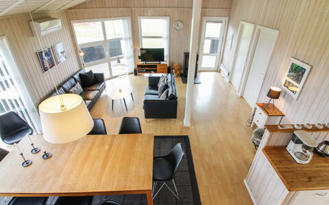 Mette - 98M from the Sea: Bygning, Hus, Boligområde, Hjem, Busk, Tag, Sommerhus, Estate, Have