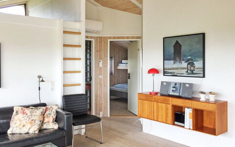 Sigvalda - 250M from the Sea: Indretning, Møbel, Gulvbelægning, Etage, Træ, Loft, Stue, Couch, Værelse, Belysning