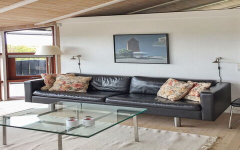 Sigvalda - 250M from the Sea: Møbel, Couch, Gulvbelægning, Træ, Indretning, Etage, Stue, Bord, Belysning, Kaffebord