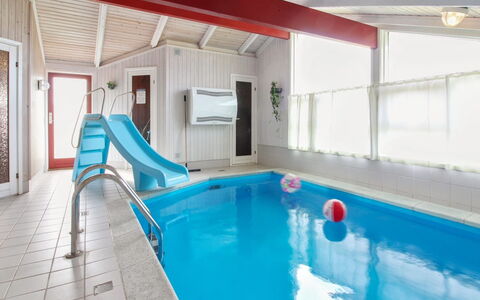 Skrallan - 400M from the Sea: Gulvbelægning, Etage, Indretning, Loft, Udvej, Svømmepøl, Hotel, Gardin, Stueplante