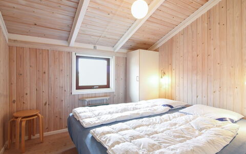 Skrallan - 400M from the Sea: Træ, Soveværelse, Hjem, Seng, Hårdttræ, Sengetøj, Sengetøj, Bed Frame, Bejdse, Planke