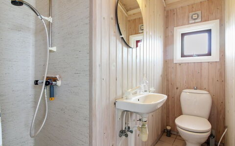 Skrallan - 400M from the Sea: Sanitærarmatur, Væg, Gulvbelægning, Badeværelse, Træ, Toiletbræt, Etage, Toilet, Badeværelsesvask, Håndvask