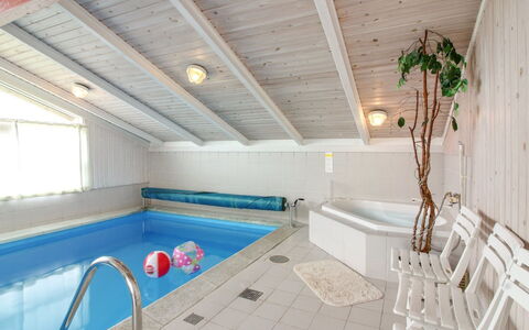 Skrallan - 400M from the Sea: Møbel, Gulvbelægning, Etage, Indretning, Udvej, Loft, Svømmepøl, Hotel, Stol, Bejdse