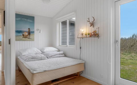 Danja - 300M from the Sea: Gulvbelægning, Træ, Etage, Indretning, Trægulve, Møbel, Soveværelse, Værelse, Loft, Seng