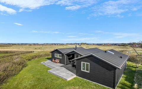 Danja - 300M from the Sea: Plantesamfund, Sollys, Urteagtig Plante, Have, Plantation, Landbrug, Farm