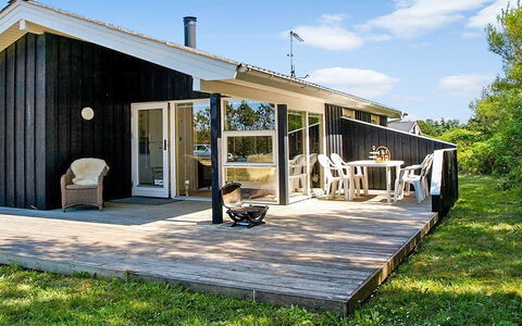 Tia - 900M from the Sea: Træ, Tag, Arkitektur, Hjem, Hus, Sommerhus, Sidespor, Hårdttræ, Hældning, Estate