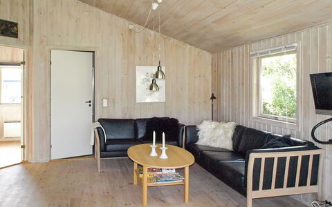 Tia - 900M from the Sea: Træ, Tag, Arkitektur, Hjem, Hus, Sommerhus, Sidespor, Hårdttræ, Hældning, Estate