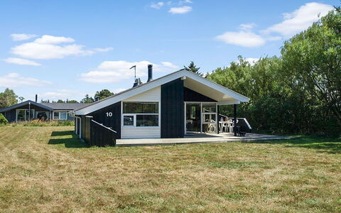 Tia - 900M from the Sea: Træ, Tag, Arkitektur, Hjem, Hus, Sommerhus, Sidespor, Hårdttræ, Hældning, Estate