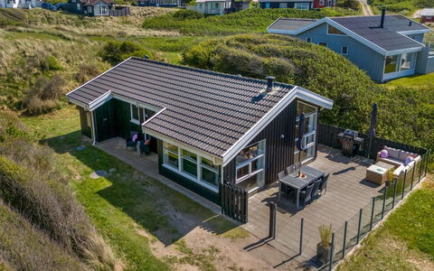 Idalia - 125M from the Sea: Bygning, Hus, Træ, Hjem, Tag, Sommerhus, Boligområde, Busk, Arkitektur