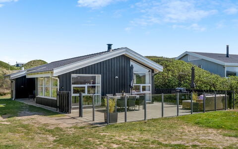 Idalia - 125M from the Sea: Bygning, Hus, Træ, Hjem, Tag, Sommerhus, Boligområde, Busk, Arkitektur