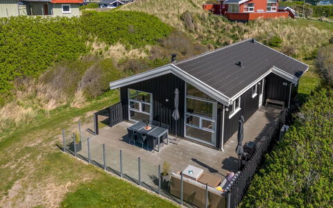 Idalia - 125M from the Sea: Bygning, Hus, Træ, Hjem, Tag, Sommerhus, Boligområde, Busk, Arkitektur
