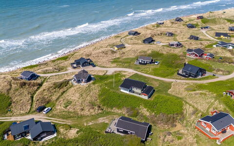 Idalia - 125M from the Sea: Bygning, Hus, Træ, Hjem, Tag, Sommerhus, Boligområde, Busk, Arkitektur
