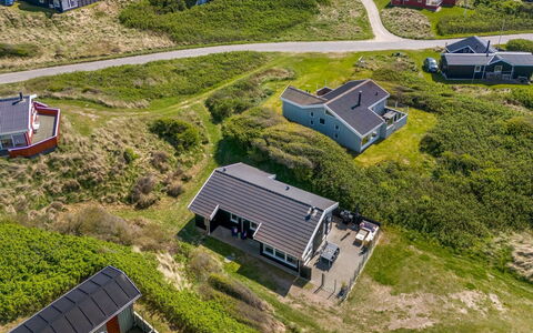 Idalia - 125M from the Sea: Bygning, Hus, Træ, Hjem, Tag, Sommerhus, Boligområde, Busk, Arkitektur