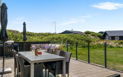 Idalia - 125M from the Sea: Blå, Busk, Sommerhus, Bunddække, Have, Estate, Skygge, Landscaping, Stuehus, Eco Hotel
