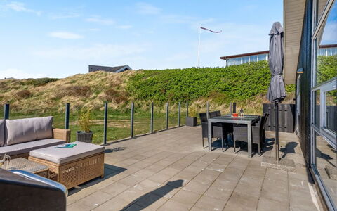 Idalia - 125M from the Sea: Blå, Busk, Sommerhus, Bunddække, Have, Estate, Skygge, Landscaping, Stuehus, Eco Hotel