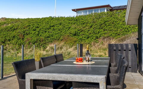 Idalia - 125M from the Sea: Blå, Busk, Sommerhus, Bunddække, Have, Estate, Skygge, Landscaping, Stuehus, Eco Hotel