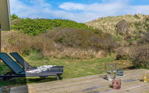 Idalia - 125M from the Sea: Blå, Busk, Sommerhus, Bunddække, Have, Estate, Skygge, Landscaping, Stuehus, Eco Hotel