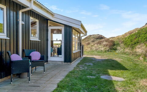 Idalia - 125M from the Sea: Blå, Busk, Sommerhus, Bunddække, Have, Estate, Skygge, Landscaping, Stuehus, Eco Hotel