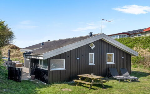 Idalia - 125M from the Sea: Blå, Busk, Sommerhus, Bunddække, Have, Estate, Skygge, Landscaping, Stuehus, Eco Hotel