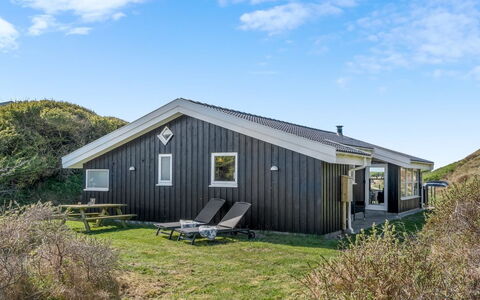 Idalia - 125M from the Sea: Blå, Busk, Sommerhus, Bunddække, Have, Estate, Skygge, Landscaping, Stuehus, Eco Hotel