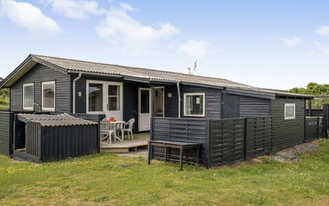 Ellynor - 200M from the Sea: Indretning, Loft, Lejlighed, Gulvbelægning, Møbel, Etage, Værelse, Belysning, Hjem, Couch