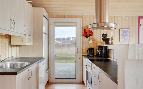 Hava - 450M from the Sea: Køkken, Køkken Apparat, Countertop, Større Bandage, Gulvbelægning, Træ, Indretning, Møbel, Køkkenvask, Cabinetry