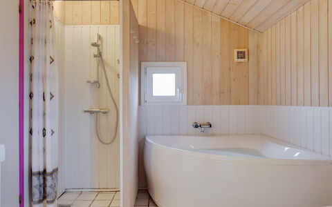 Hava - 450M from the Sea: Gulvbelægning, Etage, Sanitærarmatur, Badeværelse, Indretning, Væg, Træ, Badekar, Loft, Tap
