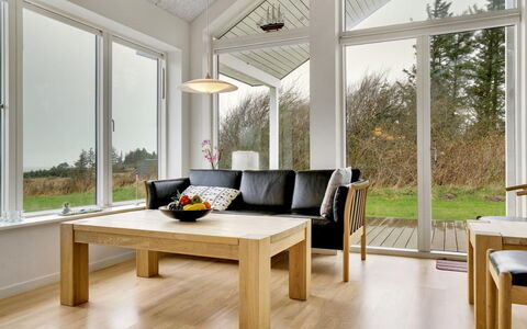 Swarthofthi - 1.5Km from the Sea: Møbel, Gulvbelægning, Indretning, Etage, Træ, Trægulve, Loft, Stue, Couch, Bord