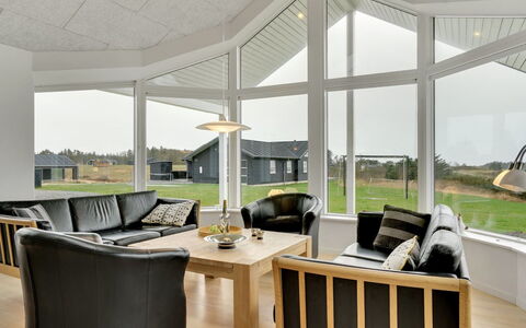 Swarthofthi - 1.5Km from the Sea: Loft, Træ, Indretning, Gulvbelægning, Etage, Stue, Hjem, Møbel, Couch