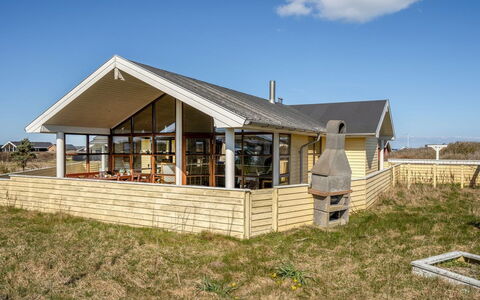 Fam - 300M from the Sea: Hus, Hjem, Dør, Tag, Sommerhus, Estate, Have, Skygge, Sidespor, Gård