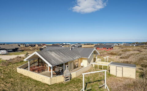 Fam - 300M from the Sea: Indretning, Loft, Lejlighed, Gulvbelægning, Møbel, Etage, Værelse, Belysning, Hjem, Couch